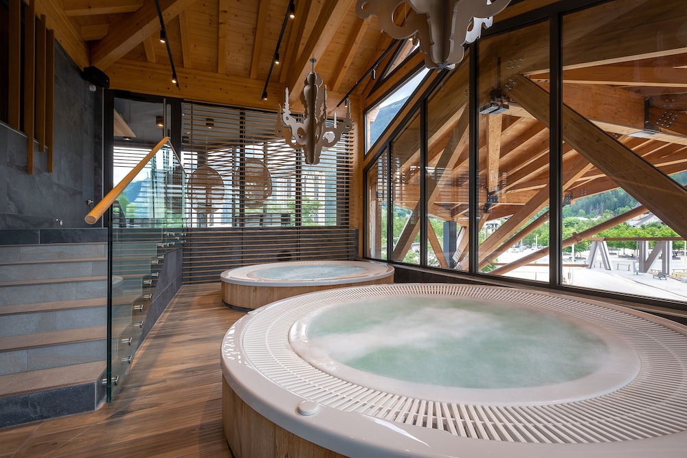 Indoor spa tub