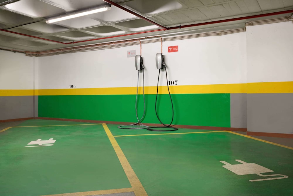 Electric vehicle charging station