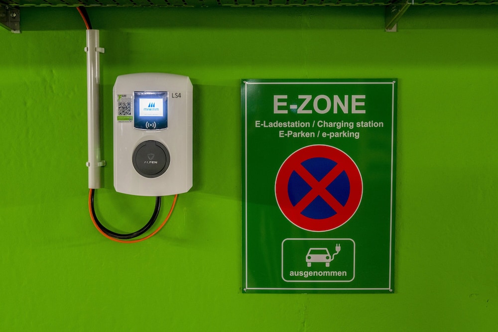 Electric vehicle charging station