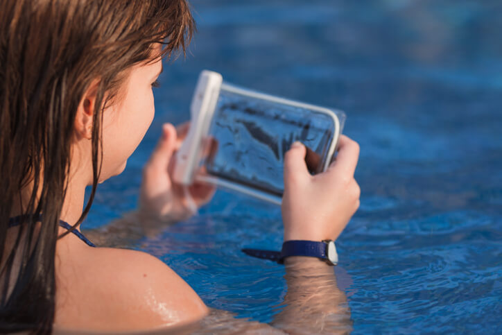 Waterdicht telefoonhoesje beschermt smartphone tijdens het reizen