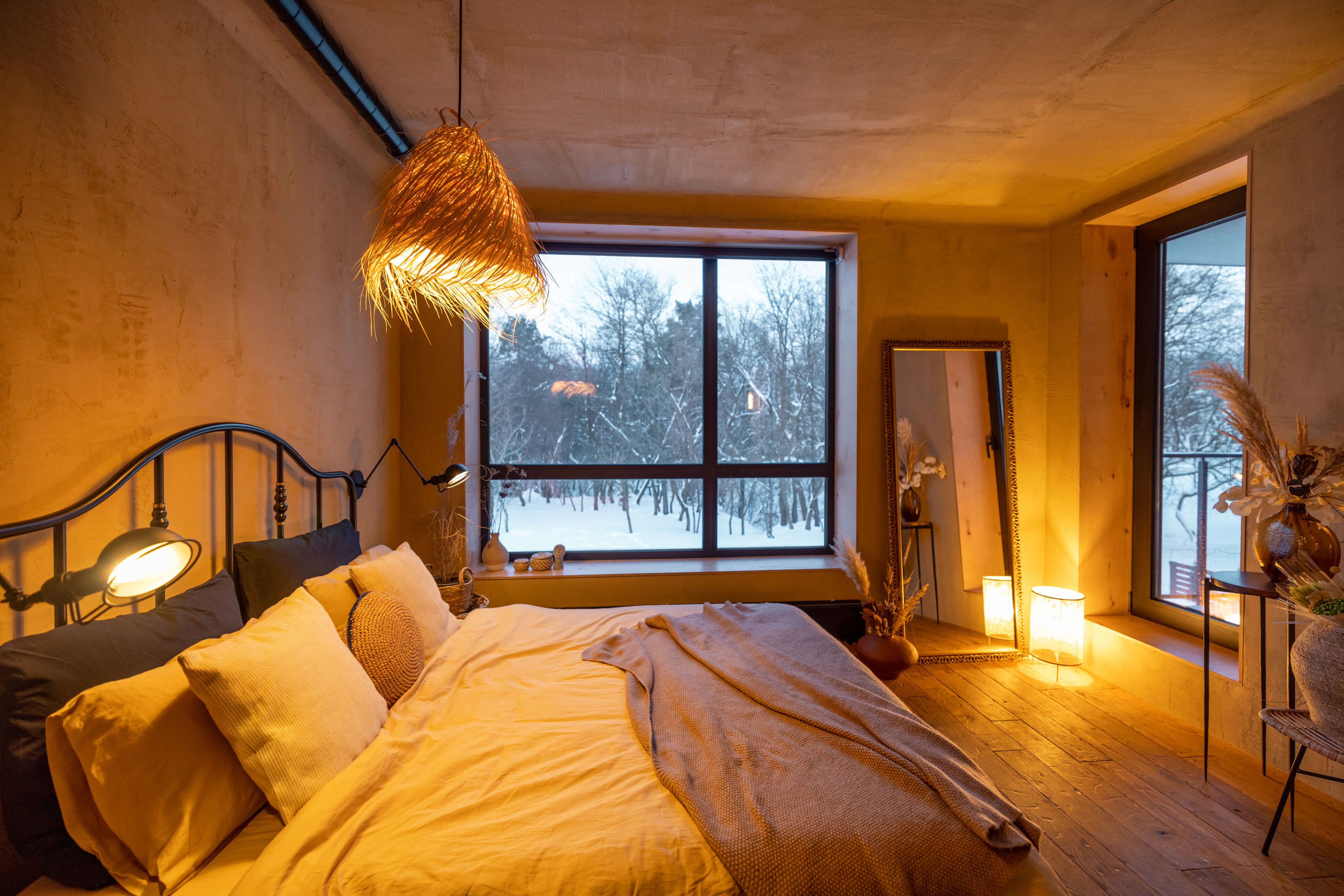 Knus hotelbed met uitzicht op een winters landschap tijdens een weekendje weg in de winter! 